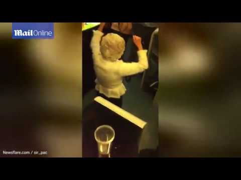 بالفيديو  سيدة عجوز تدهش ركاب قطار بحركاتها المدهشة