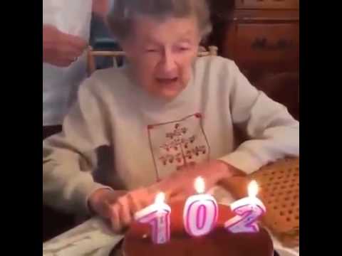 بالفيديو عجوز تسقط طقم اسنانها أثناء نفخها شمعات عيد ميلادها الـ 102