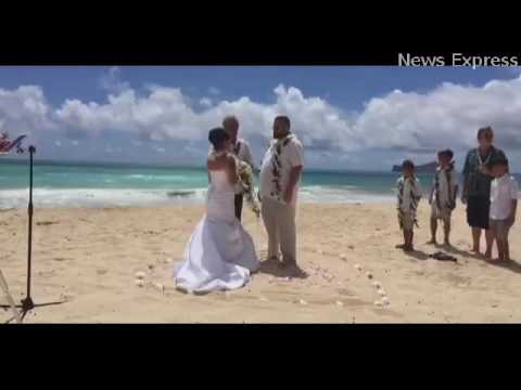 بالفيديو عريس يضع عروسه في موقف محرج في حفل الزفاف